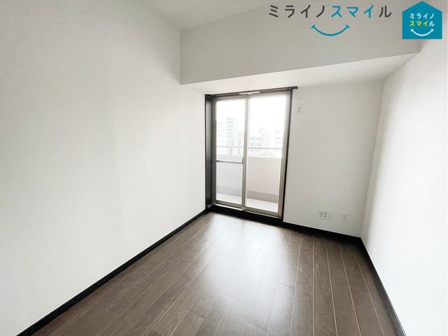 バルコニーに面した明るい洋室です♪太陽の光がたくさん入り気持ちが良いですね!