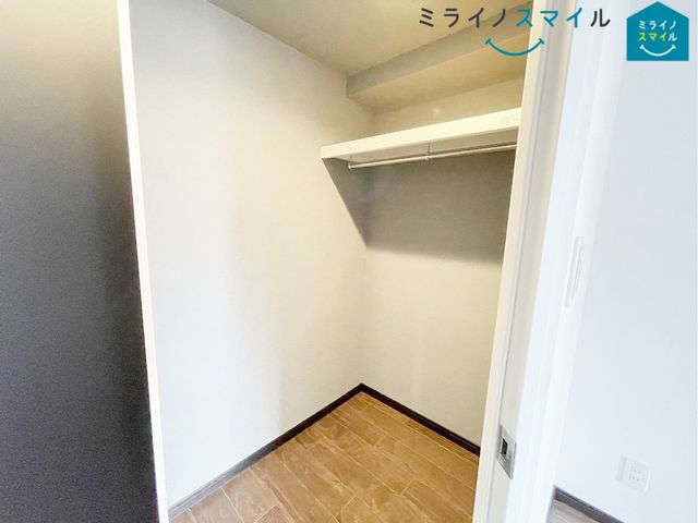 嬉しいウォークインクローゼット付き!収納豊富で片付けもしやすいですね!お部屋を広々と使えます。