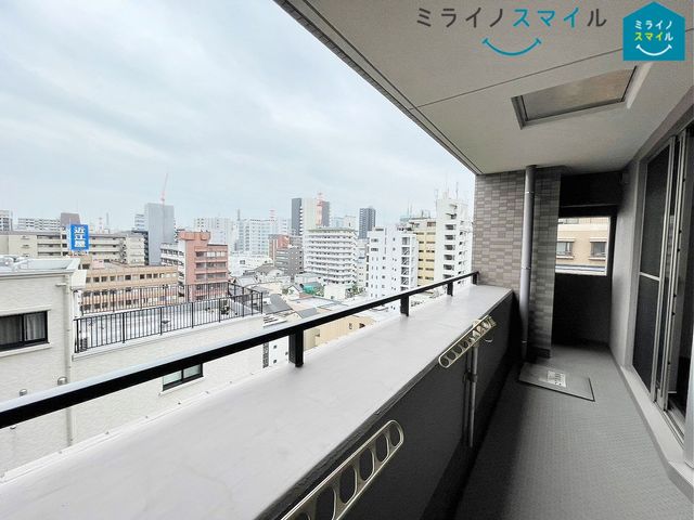 南向きで陽当りの良いバルコニーは物干しセットを追加してたくさんのお洗濯物が干せるのが魅力です!