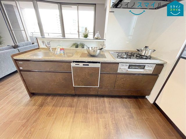 収納豊富なシステムキッチン♪お料理好きでついつい調理器具が増えてしまう方でも、大容量のキッチン収納があれば大丈夫!