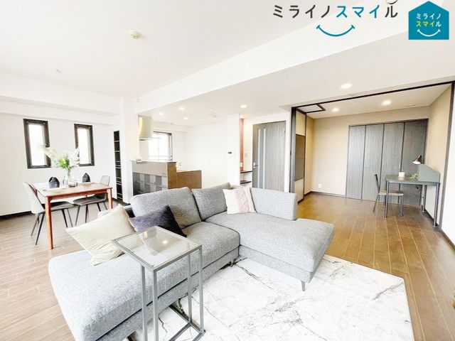 どこにいても家族のぬくもりが感じられるリビング !あたたかい日差しがたっぷり降り注ぎます♪
