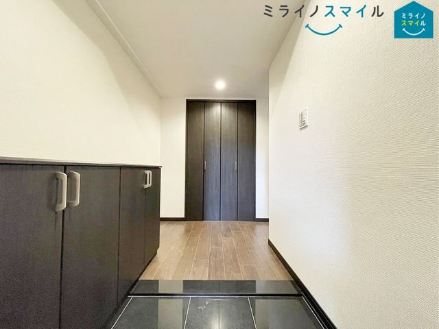 開放感のある広々スペースのお客様を招きやすい玄関です!玄関がいつも片づく大容量シューズボックス付きです♪
