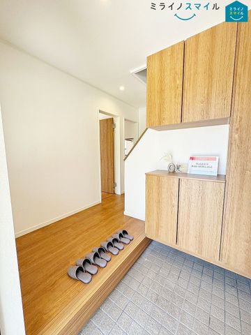 ゆったりとした玄関で、靴の脱ぎ履きも楽々です！シューズボックス付きで玄関がいつもきれいな状態を保てます♪