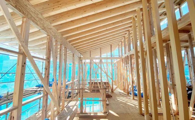日本で長年の実績がある工法で、柱、梁などの「軸組み」で構造体を作り上げていきます。接合部には金物・筋かいなどで補強を行い、より強度を高く。木材はプレカットにより品質のバラツキを防ぎ、安定した品質を供給