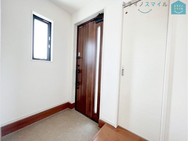 ゆったりとした玄関で、靴の脱ぎ履きも楽々です!シューズボックス付きで玄関がいつもきれいな状態を保てます♪