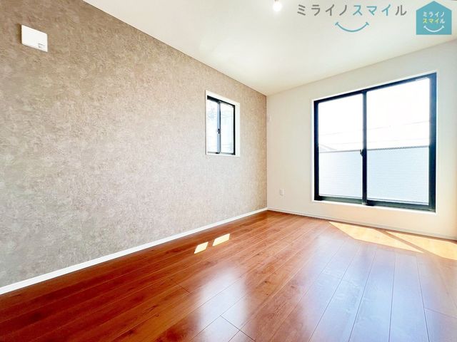 家族一人ひとりの大切なプライベート空間♪趣味に合わせて使って頂けるようシンプルに仕上げております!アクセント壁がお洒落な洋室♪インテリアを考えるのも楽しくなりますね◎