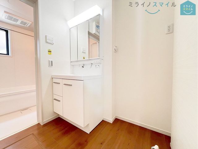 シンプルで無駄のないおしゃれな洗面台♪蛇口が上から出ているので水垢もつきにくく掃除も楽ちん!