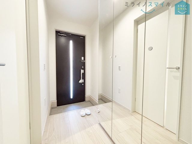 ゆったりとした玄関で、靴の脱ぎ履きも楽々です!シューズボックス付きで玄関がいつもきれいな状態を保てます♪