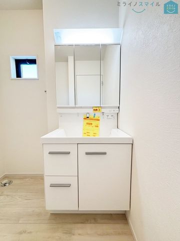シンプルで無駄のない洗面スペース♪窓があるので湿気がこもらず快適◎