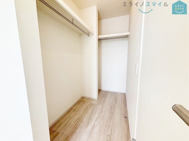 収納力が魅力のウォークインクローゼット付きです!お洋服をまとめておけるので、朝の服選びの時間の短縮にも◎広いスペースがあることで通気性を確保し、カビなども防止できます♪