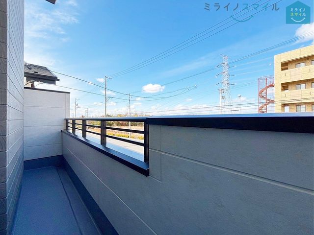 陽当りの良いバルコニーは物干しセットを追加してたくさんのお洗濯物が干せるのが魅力です!