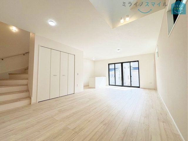 家族が自然に集まる広さ!大画面TVも余裕で配置できます♪インテリアプランの考察はかどるワイドなリビングです♪