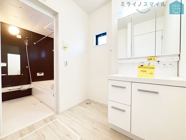 シンプルで無駄のないおしゃれな洗面台♪蛇口が上から出ているので水垢もつきにくく掃除も楽ちん!