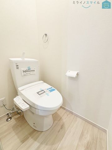 白を基調とした清潔感のあるシンプルで使いやすい高性能トイレです♪