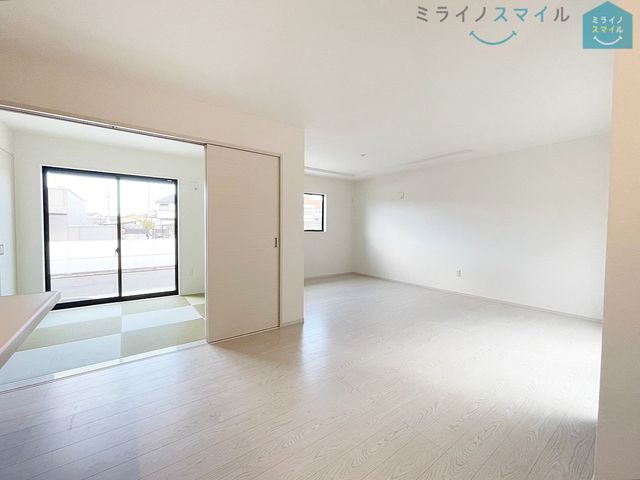 ナチュラルな木目質の床から木のぬくもりを感じられる広々としたリビングルームです♪