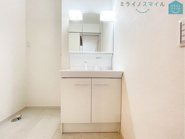 シンプルで無駄のない洗面スペース♪窓があるので湿気がこもらず快適◎