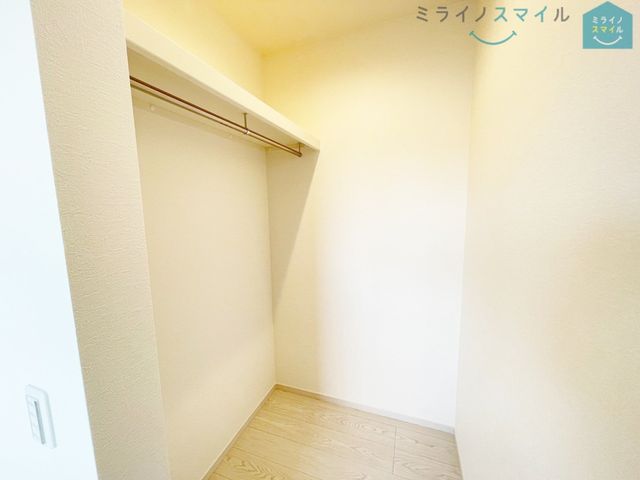 頭棚とハンガーラックが標準装備のクローゼットは洋服をキレイに収納できます♪