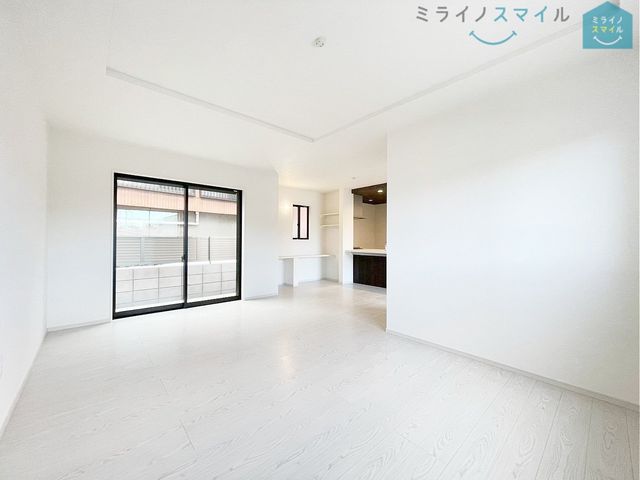 家族が自然に集まる広さ!大画面TVも余裕で配置できます♪インテリアプランの考察はかどるワイドなリビングです♪