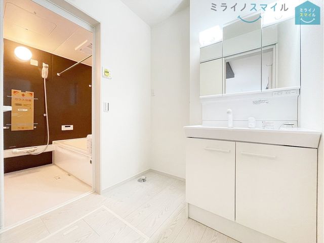 シンプルで無駄のないおしゃれな洗面台♪蛇口が上から出ているので水垢もつきにくく掃除も楽ちん!