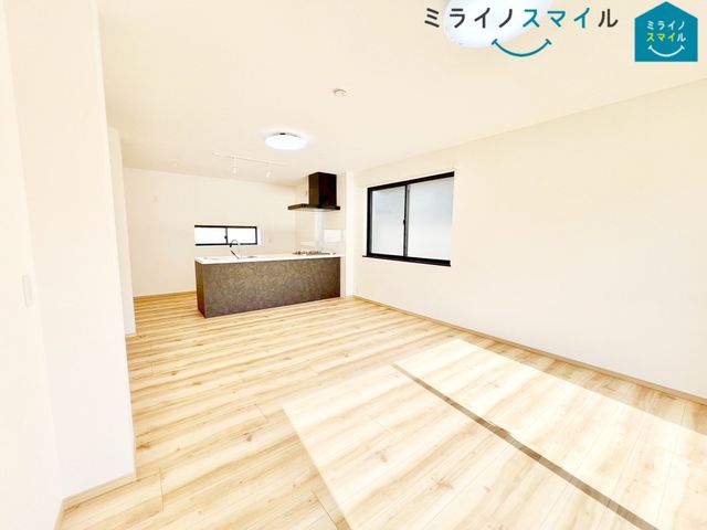 ナチュラルな木目質の床から木のぬくもりを感じられる広々としたリビングルームです♪