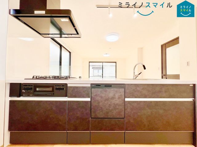 余裕のある広々キッチンはお子さんと一緒に並んでお料理ができる広さです♪毎日のお料理が楽しくなりそうです!