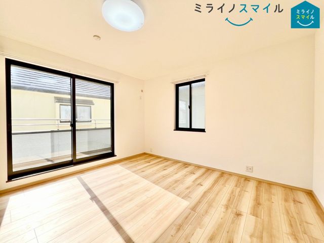 バルコニーに面した明るい洋室です!木の温もりがやさしいフローリングの落ち着くお部屋♪