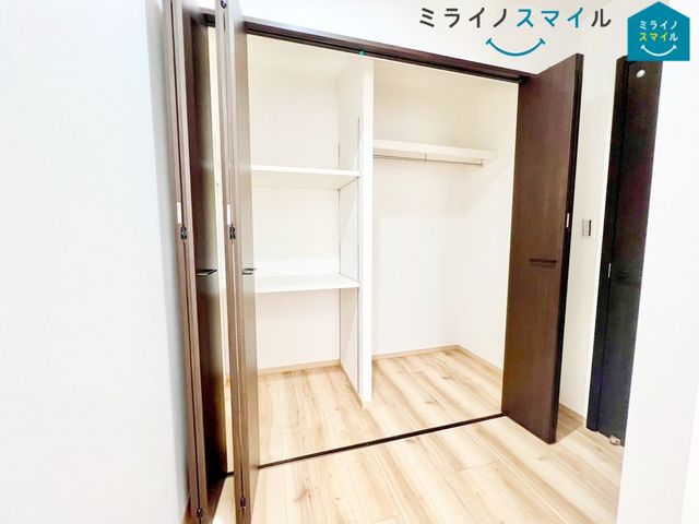 頭棚とハンガーラックが標準装備のクローゼットは洋服をキレイに収納できます♪