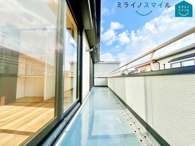 陽当りの良いバルコニーは物干しセットを追加してたくさんのお洗濯物が干せるのが魅力です!