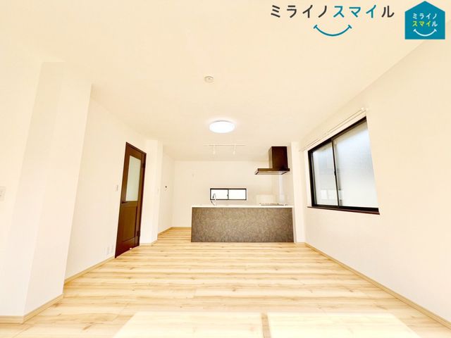 家族が自然に集まる広さ!大画面TVも余裕で配置できます♪インテリアプランの考察はかどるワイドなリビングです♪