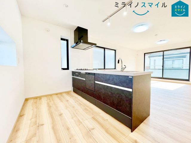 リビングで遊ぶ子供にも目が届きます♪安心感で選ぶなら対面キッチン!ご家族との会話も楽しみながらお料理をすることができます♪