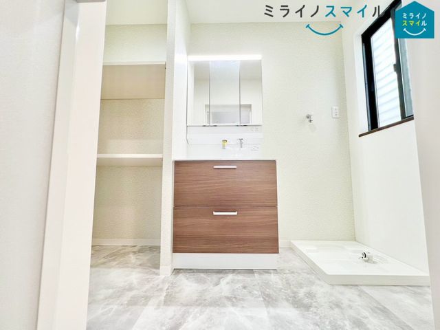 シンプルで無駄のないおしゃれな洗面台♪蛇口が上から出ているので水垢もつきにくく掃除も楽ちん!