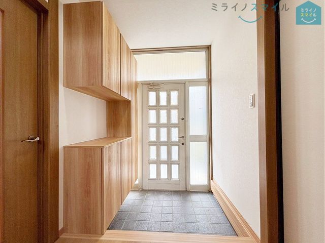 ゆったりとした玄関で、靴の脱ぎ履きも楽々です!シューズボックス付きで玄関がいつもきれいな状態を保てます♪