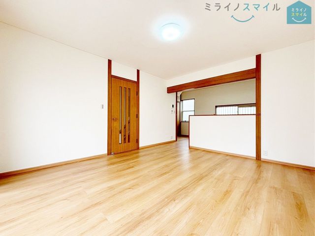 ナチュラルな木目質の床から木のぬくもりを感じられる広々としたリビングルームです♪