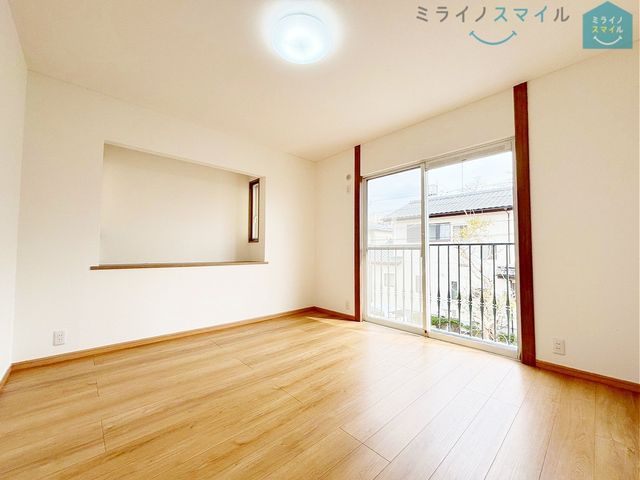 バルコニーに面した明るい洋室です!木の温もりがやさしいフローリングの落ち着くお部屋♪
