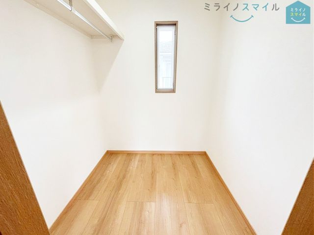 頭棚とハンガーラックが標準装備のクローゼットは洋服をキレイに収納できます♪