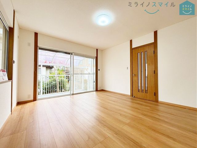 家族が自然に集まる広さ!大画面TVも余裕で配置できます♪インテリアプランの考察はかどるワイドなリビングです♪