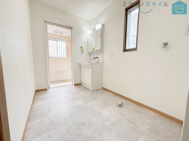 シンプルで無駄のないおしゃれな洗面台♪蛇口が上から出ているので水垢もつきにくく掃除も楽ちん!