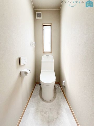 白を基調とした清潔感のあるシンプルで使いやすい高性能トイレです♪