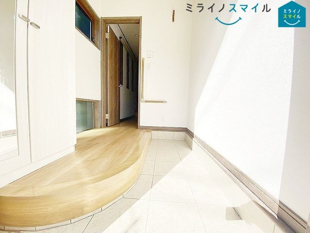 ゆったりとした玄関で、靴の脱ぎ履きも楽々です！シューズボックス付きで玄関がいつもきれいな状態を保てます♪