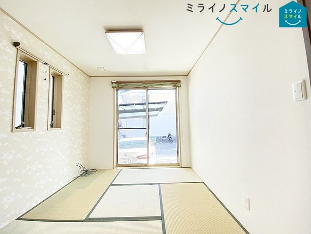 お掃除もラクチンなフローリングのお部屋です！夏場に心地良いひんやり感はフローリングならではです♪１階和室には電動シャッターを採用しています