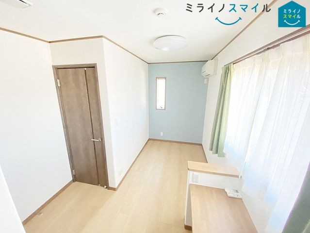 勉強机としても家事台としても利用できる造り付けのカウンターを採用しています。