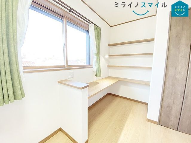 勉強机としても家事台としても利用できる造り付けのカウンターを採用しています。家族一人ひとりの大切なプライベート空間♪趣味に合わせて使って頂けるようシンプルに仕上げております！