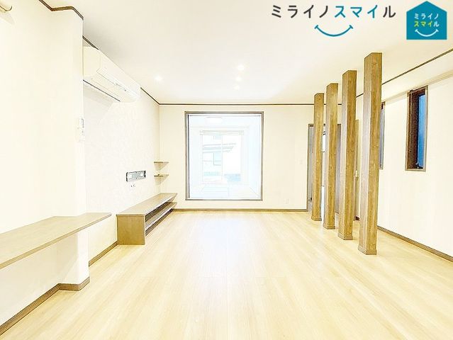 家族が自然に集まる広さ！大画面ＴＶも余裕で配置できます♪インテリアプランの考察はかどるワイドなリビングです♪１階和室には電動シャッターを採用しています