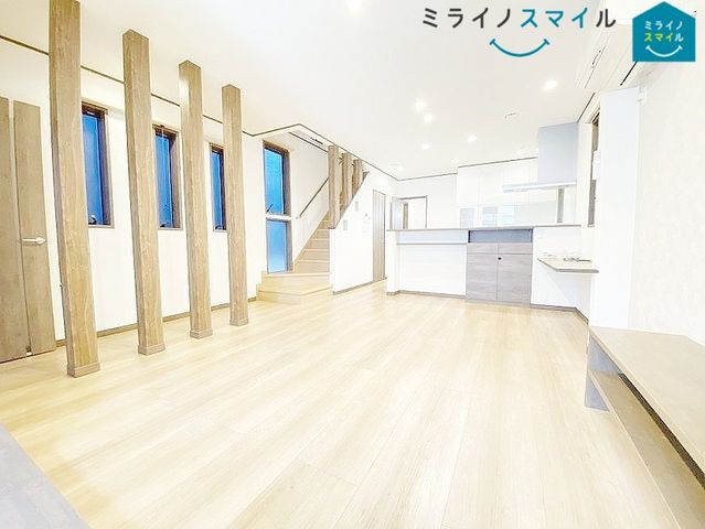 広いリビングは家族のだんらんはもちろん、お子さんのリビング学習にもぴったり♪１階和室には電動シャッターを採用しています