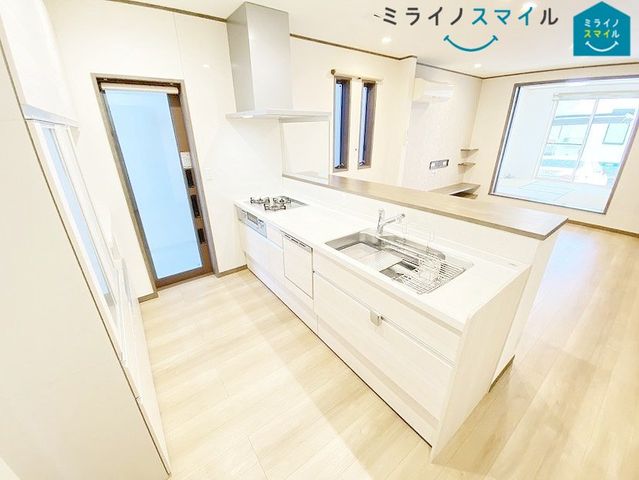 リビングで遊ぶ子供にも目が届きます♪安心感で選ぶなら対面キッチン！ご家族との会話も楽しみながらお料理をすることができます♪