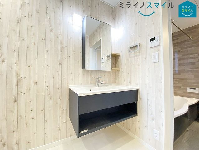 シンプルで無駄のないおしゃれな洗面台♪蛇口が上から出ているので水垢もつきにくく掃除も楽ちん！