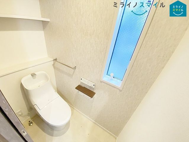 白を基調とした清潔感のあるシンプルで使いやすい高性能トイレです♪