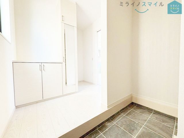ゆったりとした玄関で、靴の脱ぎ履きも楽々です!シューズボックス付きで玄関がいつもきれいな状態を保てます♪