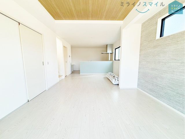 ナチュラルな木目質の床から木のぬくもりを感じられる広々としたリビングルームです♪