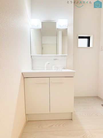シンプルで無駄のない洗面スペース♪窓があるので湿気がこもらず快適◎